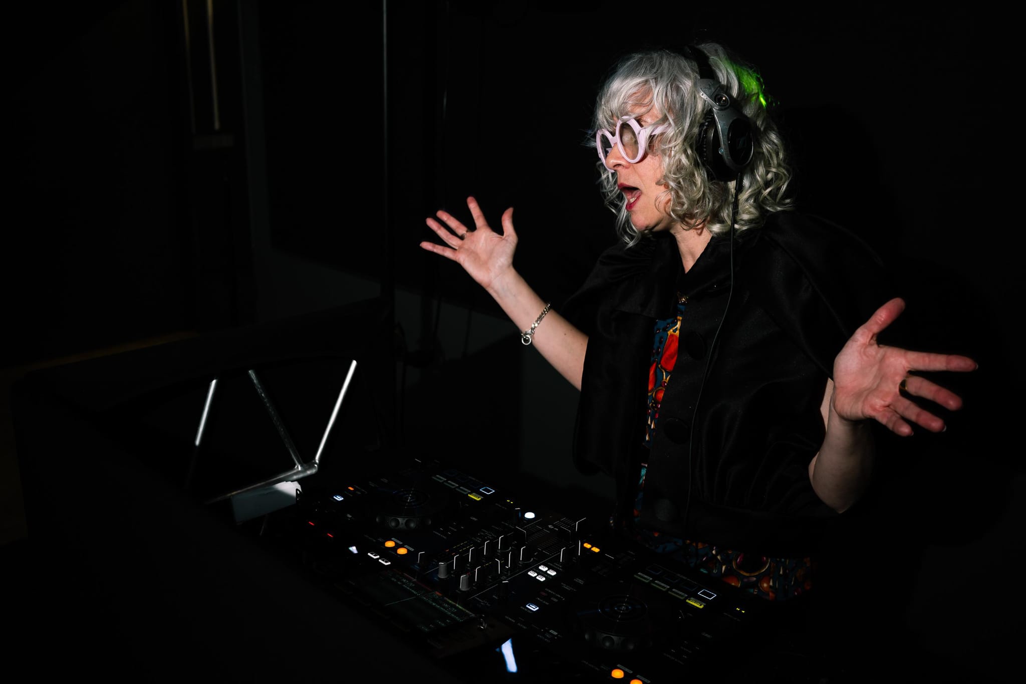 Cécile aux platines